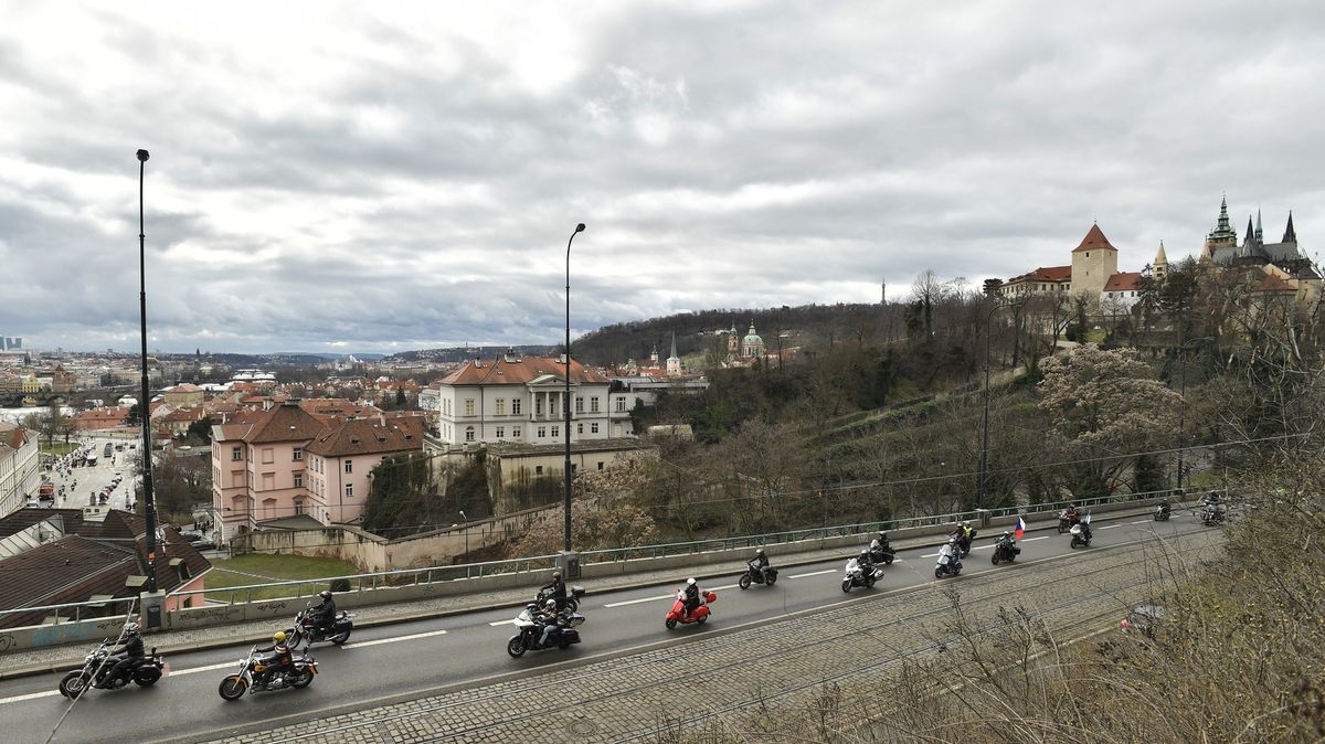 Prahou projela spanilá jízda motorkářů na podporu Petra Pavla