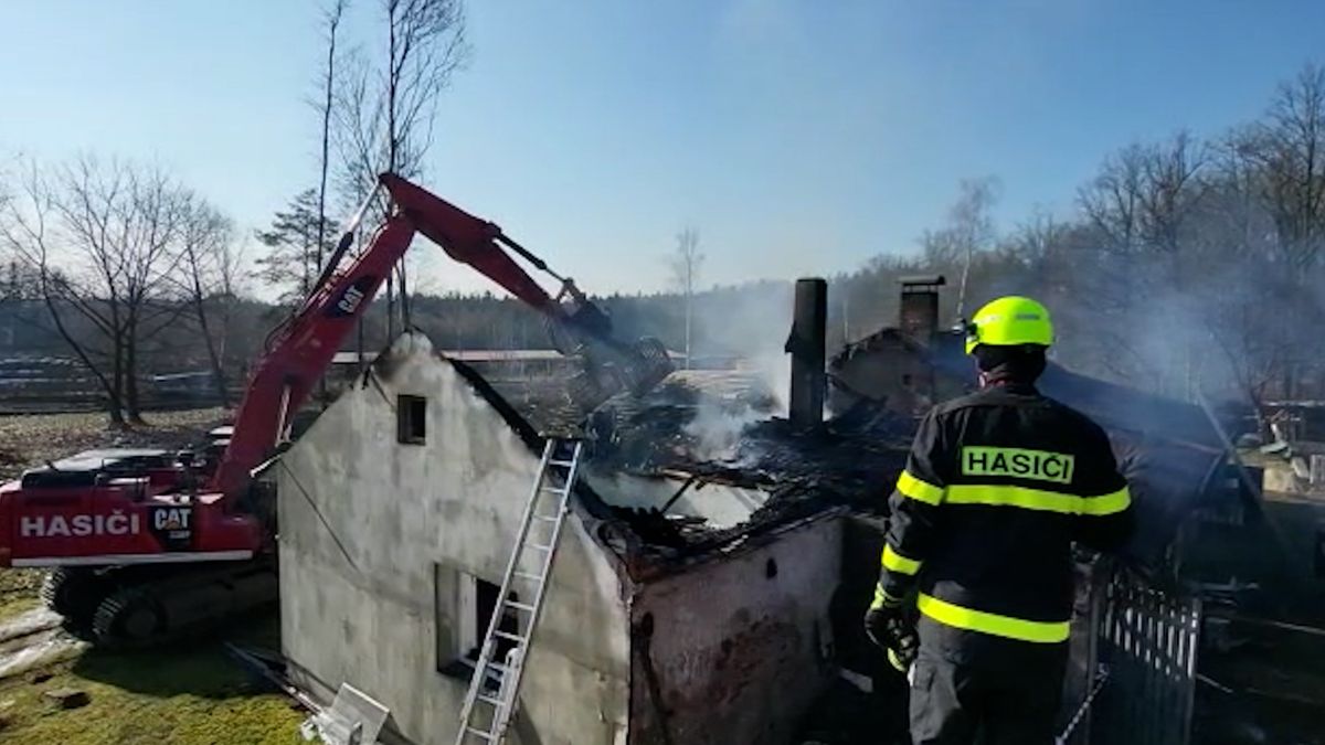Při požáru na Jindřichohradecku explodovala tlaková láhev, majitelka domu stihla utéct