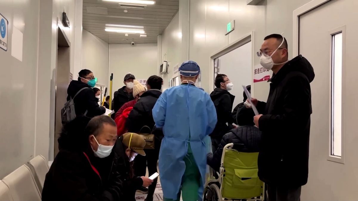 V čínských nemocnicích se hromadí nakažení koronavirem. Peking už to neřeší
