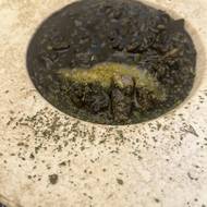 Černé rizoto, spíše chuťová než vizuální podívaná.