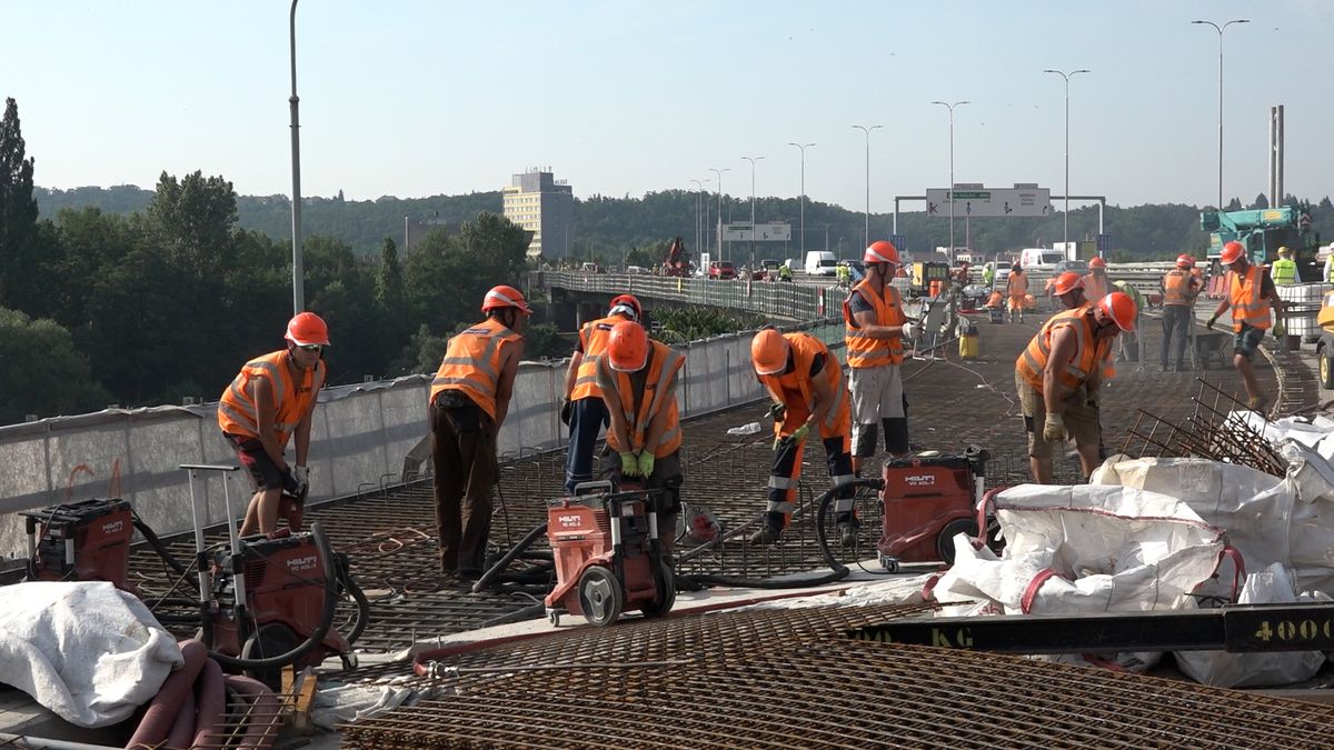 Nečekané závady. Oprava Barrandovského mostu má skončit až ke konci roku