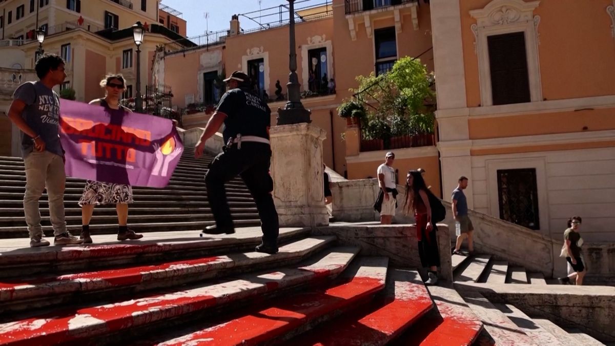 „Je to krev zavražděných žen.“ Feministky polily Španělské schody v Římě červenou barvou