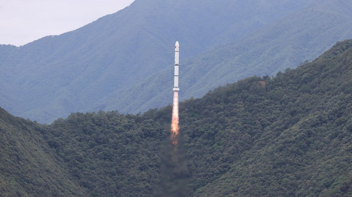 Čínská raketa během testu nechtěně odstartovala, zachytila to kamera