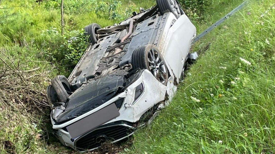 Auto skončilo po havárii u Halámek na střeše ve strouze