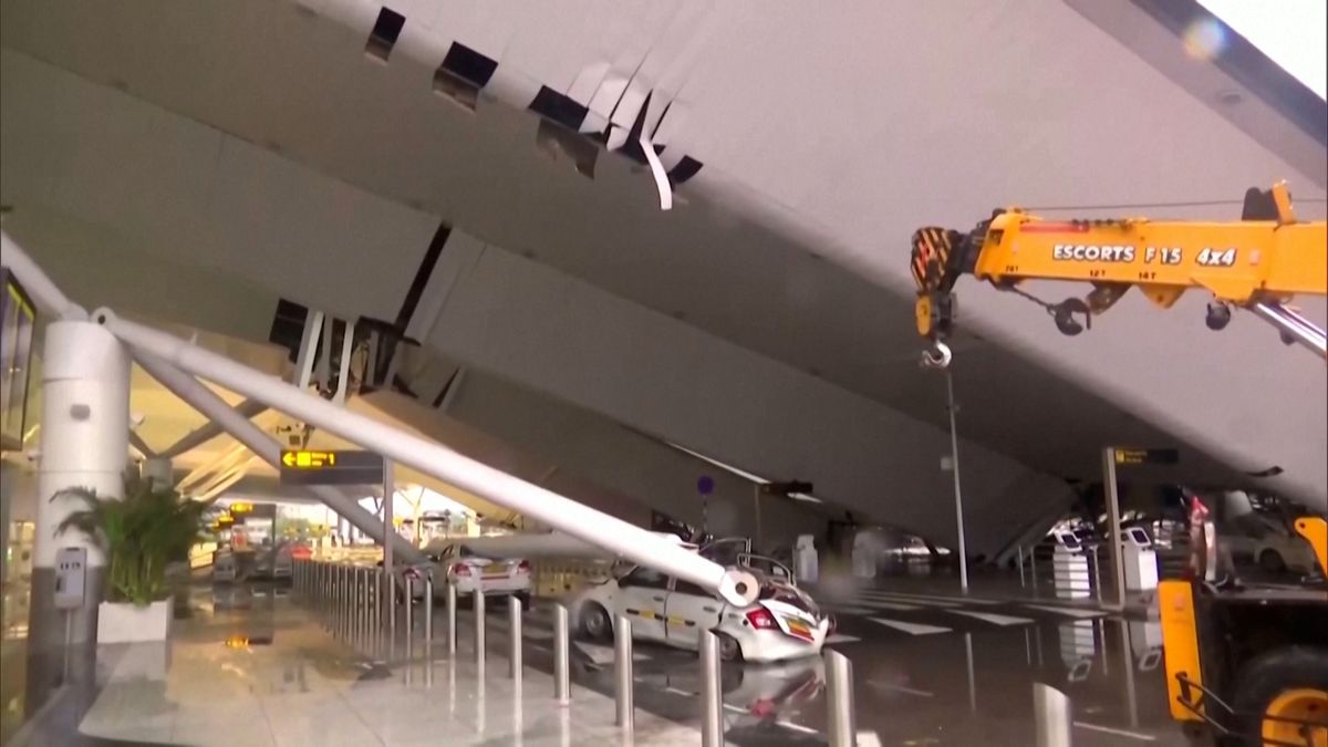 Na letišti v Dillí se propadla střecha terminálu