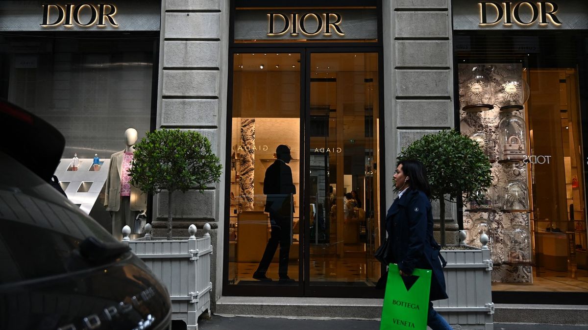 Armani a Dior v Itálii čelí vyšetřování kvůli podezření z vykořisťování