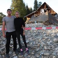 Tomáš Urban a Aneta Parišková u domu, který vzala povodeň pár dní po jeho koupi.