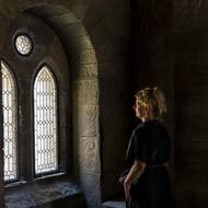 Do některých z 80 staveb, včetně královského paláce, se naopak dá vstoupit. Natáčet se dá například v obchůdku, stáji či kapli. 