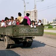 Hromadný odjezd z Paláce dětí na korbě nákladního vozu.