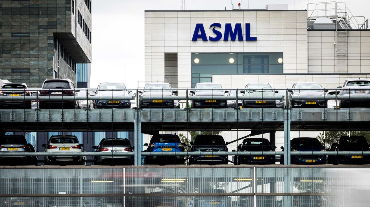 Nizozemsko stopne Číně údržbu strojů pro výrobu čipů od ASML