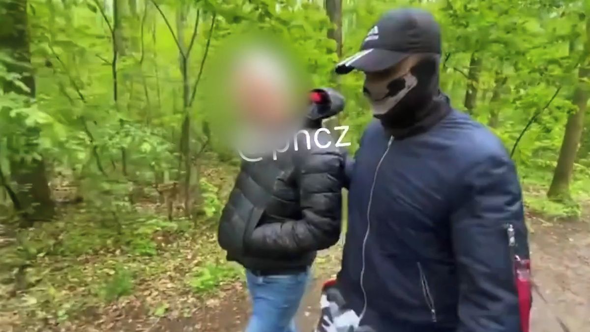Policista chtěl schůzku se čtrnáctiletou dívkou, zbili ho lovci pedofilů. Teď čelí stíhání