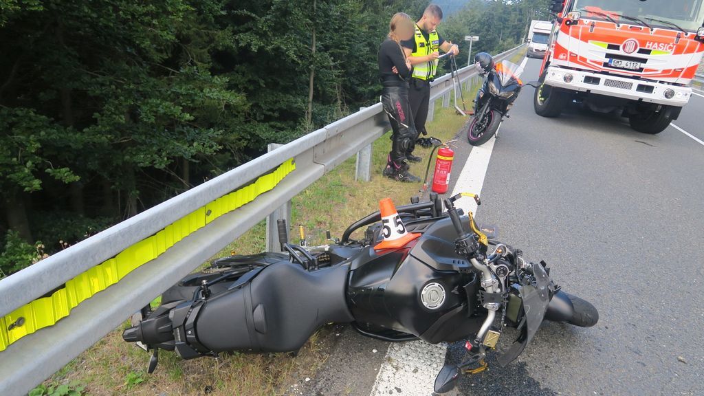 Motorkář nezvládl zatáčku na Červenohorské sedlo, skončil v nemocnici