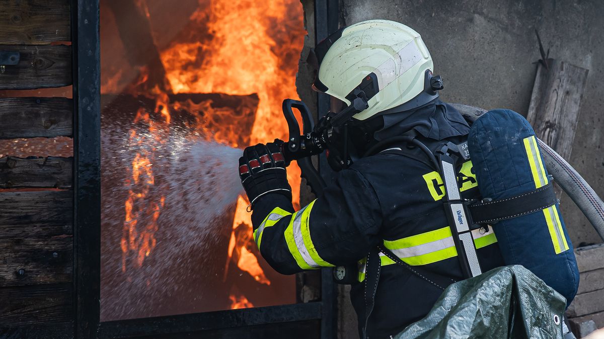 Požár zasáhl pilu ve Ptení na Prostějovsku