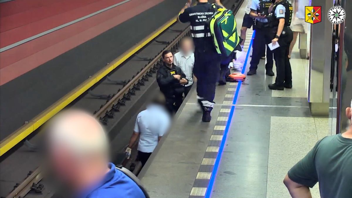 Opilá žena v metru spadla do kolejiště, lidé zmáčkli nouzové tlačítko