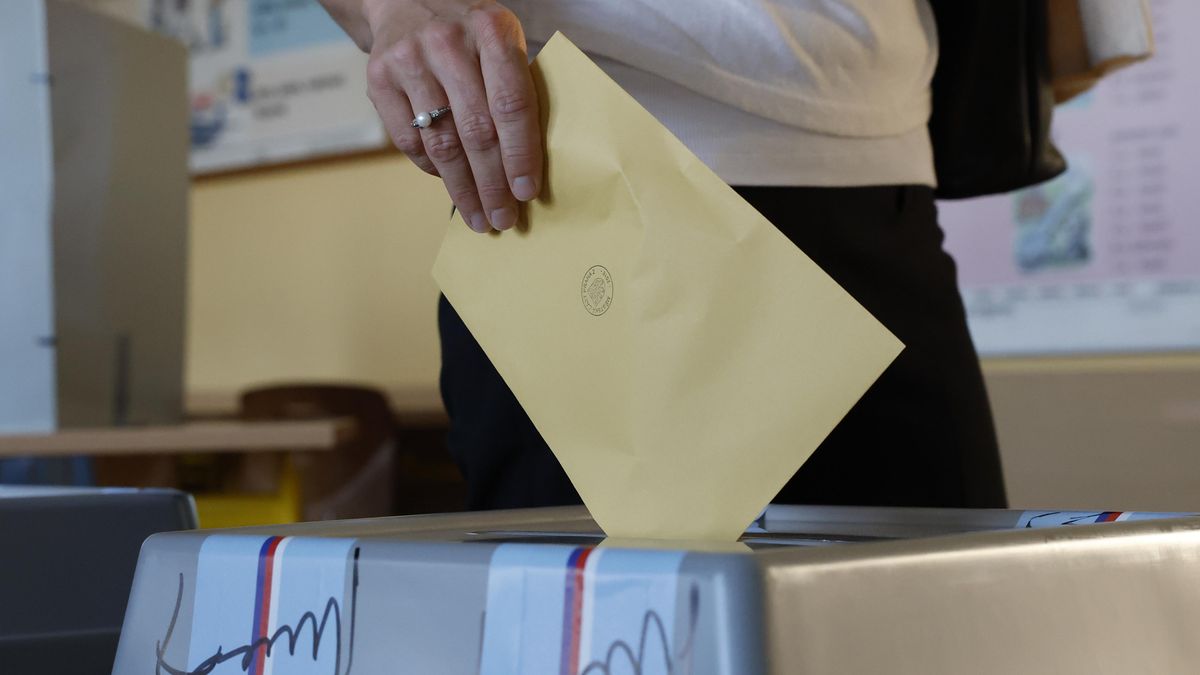 Do Sněmovny by proniklo šest uskupení, klesla ochota jít k volbám