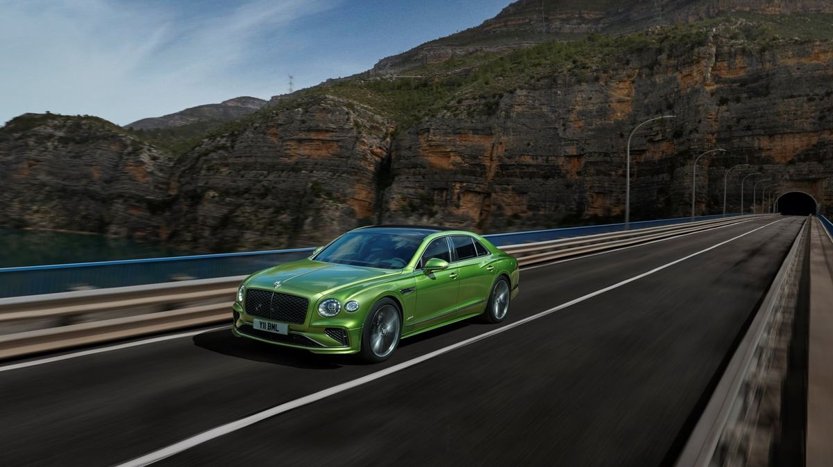 Bentley omladilo limuzínu Flying Spur, má nový hybridní pohon