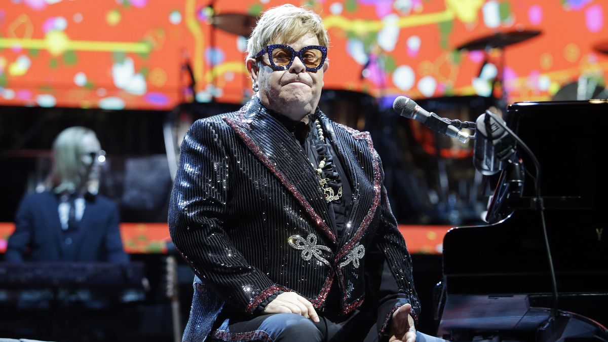 Elton John se léčí