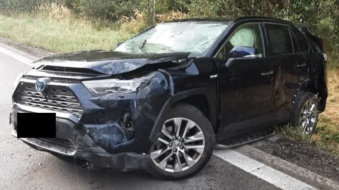 Nebezpečné podjíždění. Auto po střetu vyletělo z D1, viník nehody jel dál