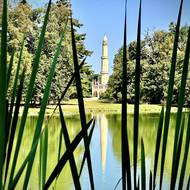 Tamější minaret má nad vchodem kontroverzně přijímaný arabský nápis.