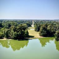 Výhled z prvního ochozu. Za několika vodami se skví zámek.