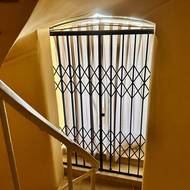 Maskovaného vstupu do zdobených sálů si většina návštěvníků minaretu ani nevšimne.