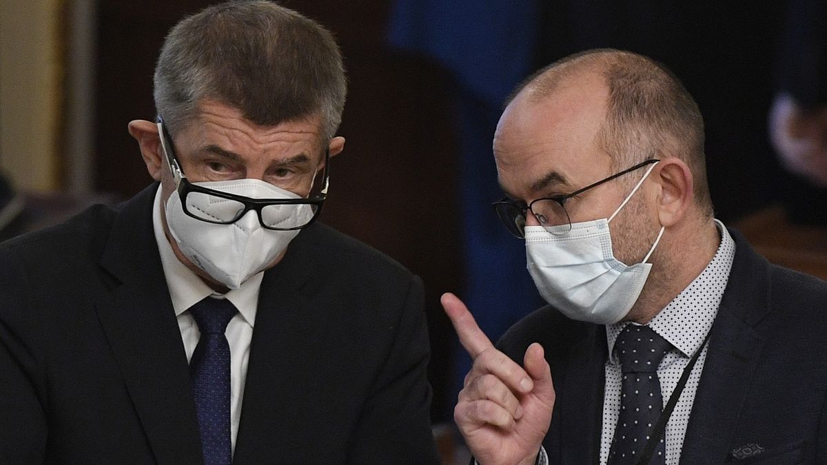 Premiér Andrej Babiš (vlevo) a nový ministr zdravotnictví Jan Blatný