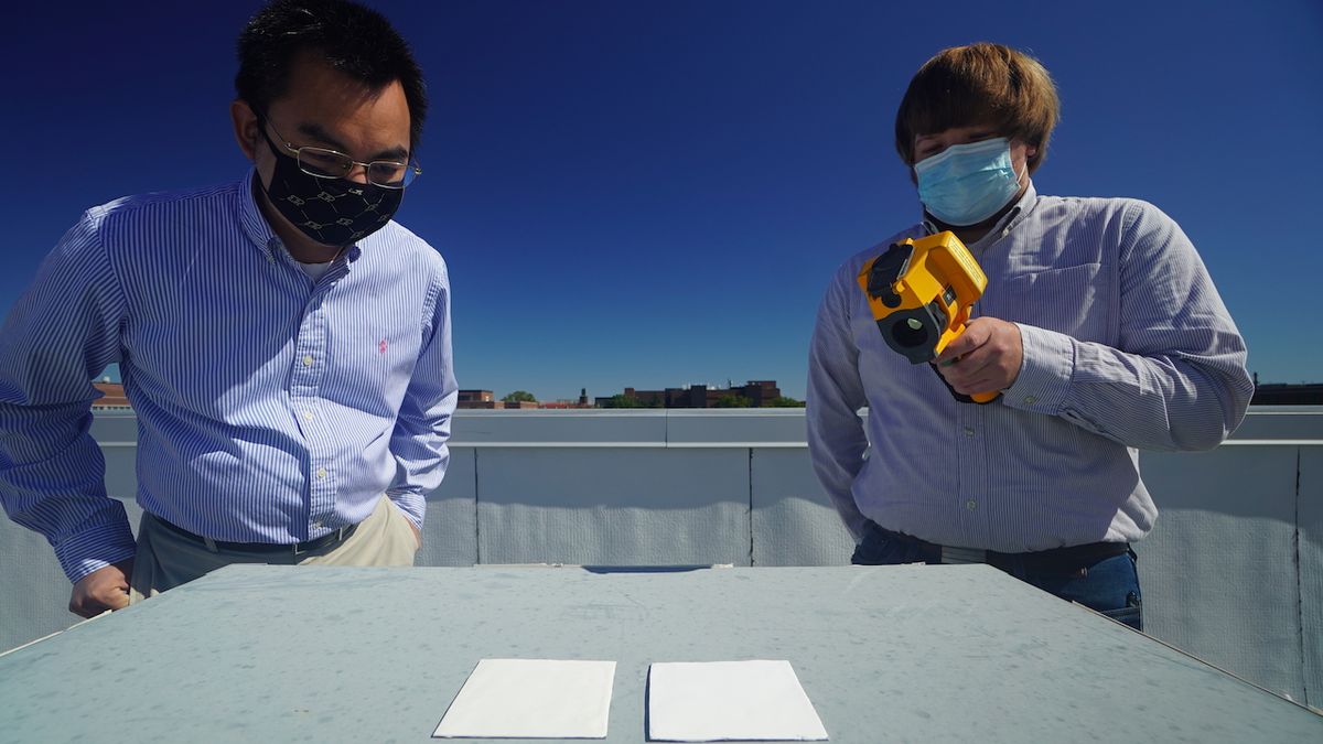 Výzkumníci z Purdueovy univerzity Xiulin Ruan a Joseph Peoples pomocí termokamery porovnávají ochlazující účinky bílé barvy na střeše.