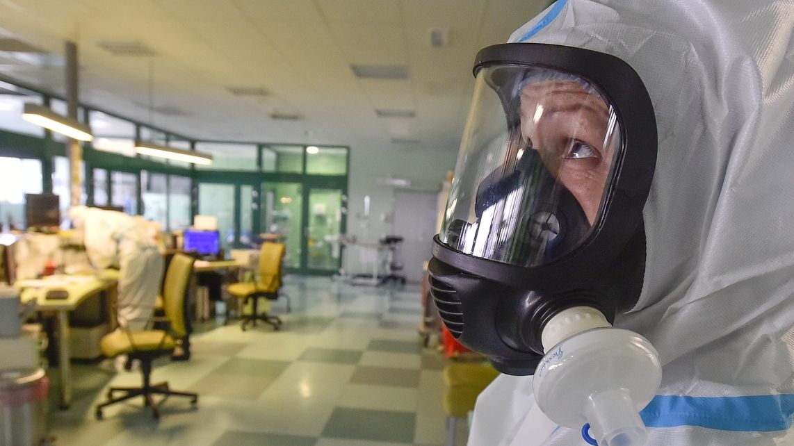 Zdravotní sestra v ochranném obleku na infekční jednotce intenzivní péče (JIP) na infekčním oddělení Nemocnice Jihlava, kde se zdravotníci starají o pacienty s nemocí covid-19.