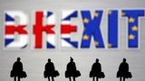 Tvrdý brexit ohrožuje oživení britské ekonomiky, zotavení by trvalo léta