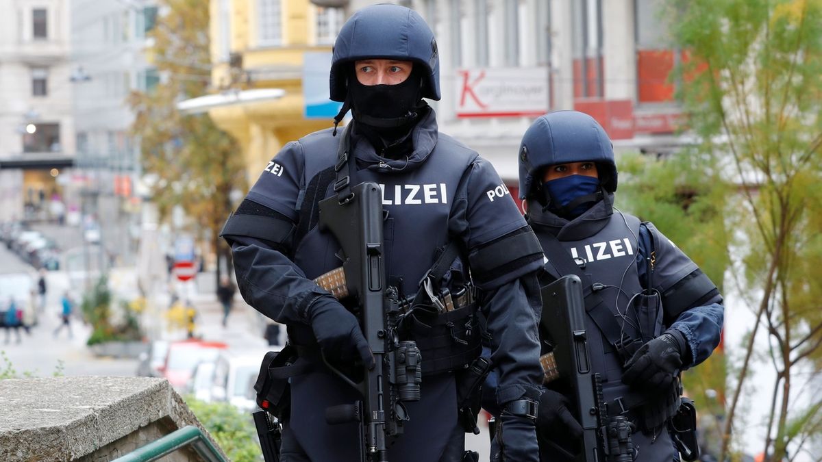 Při vyšetřování atentátu ve Vídni zatkla policie dvě osoby