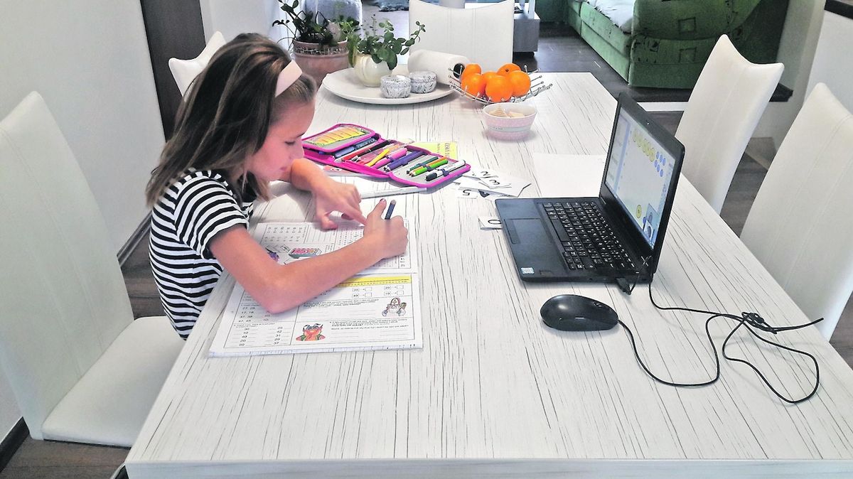 Osmiletá Lucie z Českých Budějovic se těší, až si místo k počítači sedne do školní lavice. 