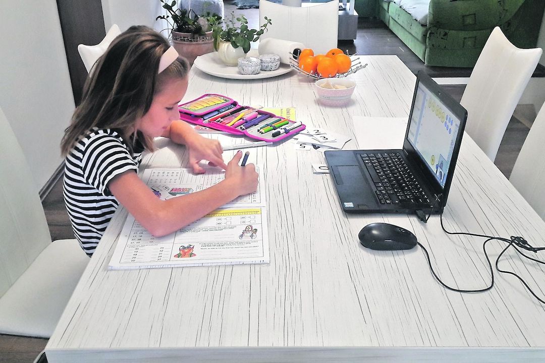 Osmiletá Lucie z Českých Budějovic se těší, až si místo k počítači sedne do školní lavice. 
