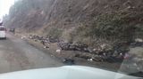 U hlavní silnice v Karabachu leží těla i zničené zbraně 