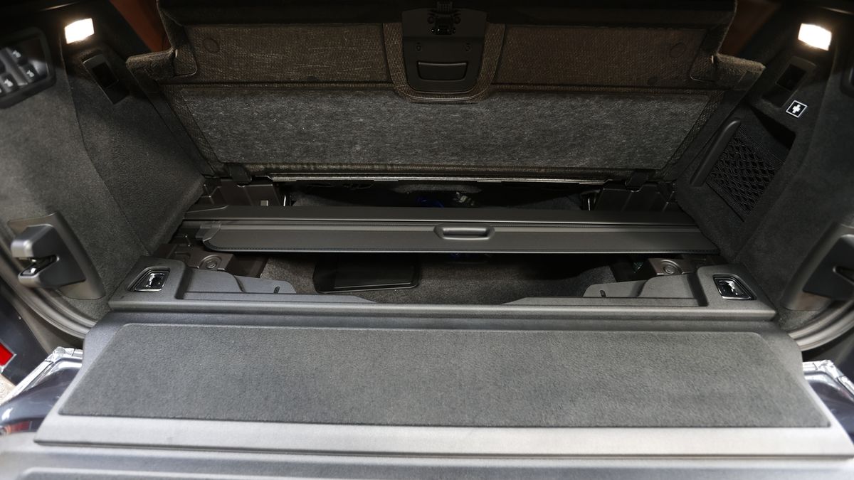 Pod podlahou zavazadelníku je prostor připravený na roletu (na snímku) i plato.