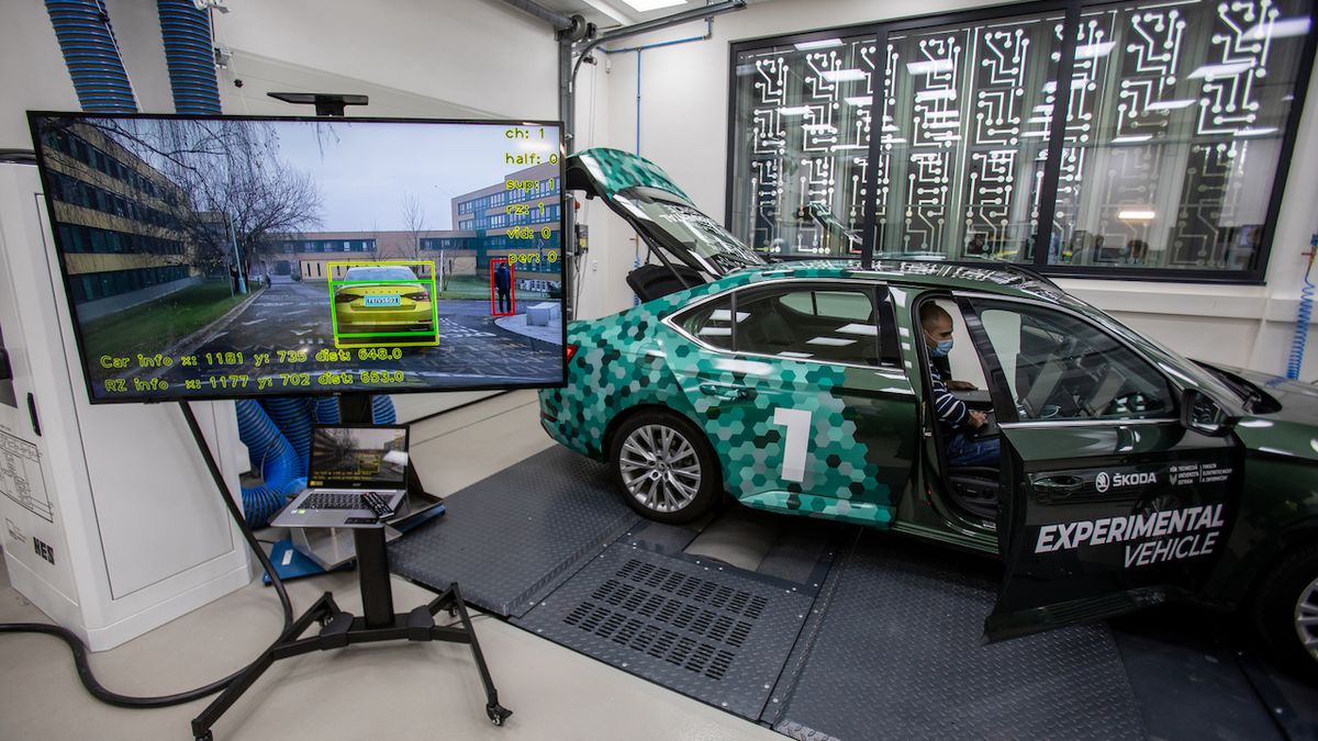 Zkoušky autonomní jízdy ve virtuálním konvoji na VŠB-TUO.