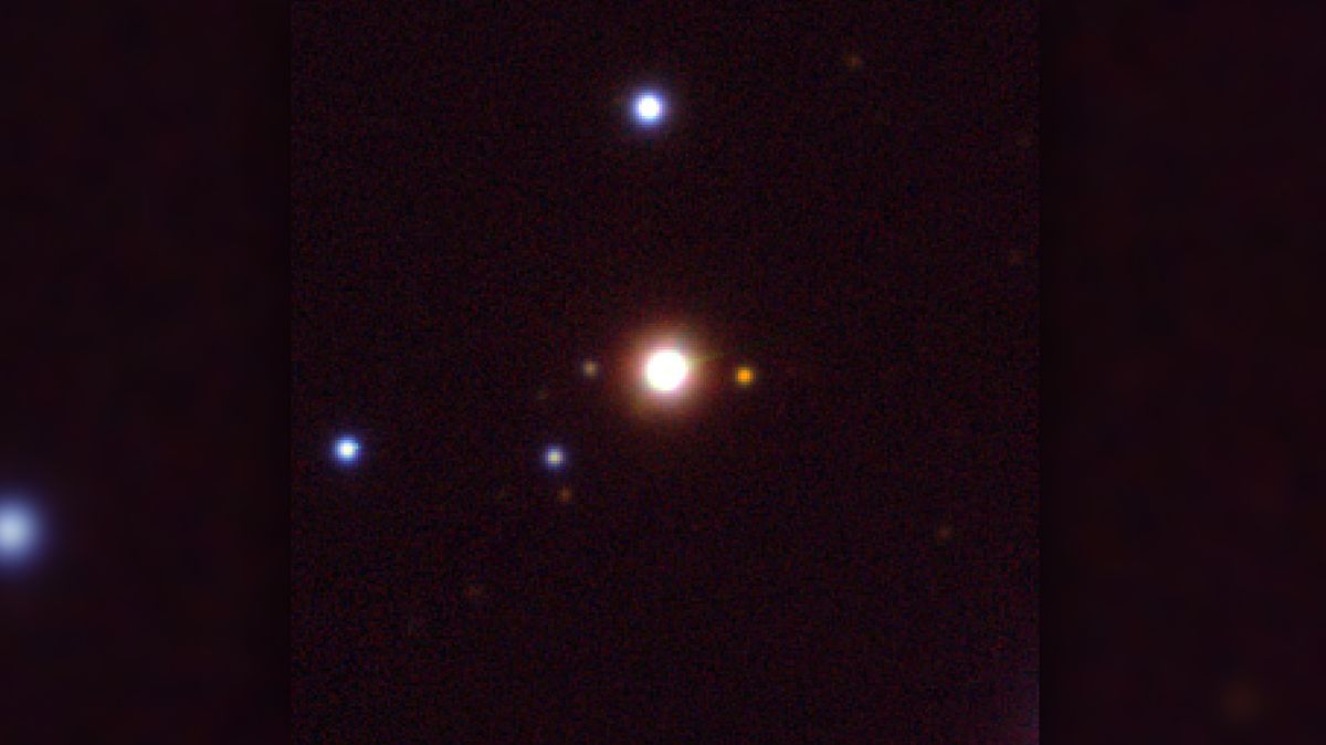 Jeden z nalezených objektů. Složité emisní spektrum je vyzařováno z trojice červených hvězd uprostřed obrázku. Snímek je z archivu projektu PanSTARRS.