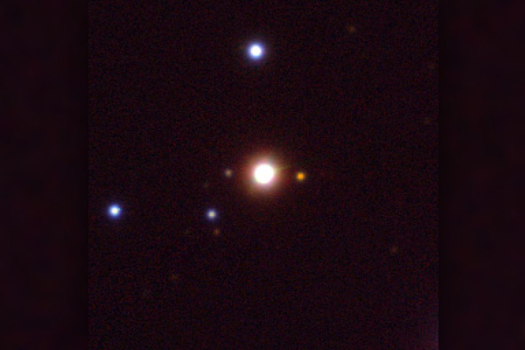 Jeden z nalezených objektů. Složité emisní spektrum je vyzařováno z trojice červených hvězd uprostřed obrázku. Snímek je z archivu projektu PanSTARRS.