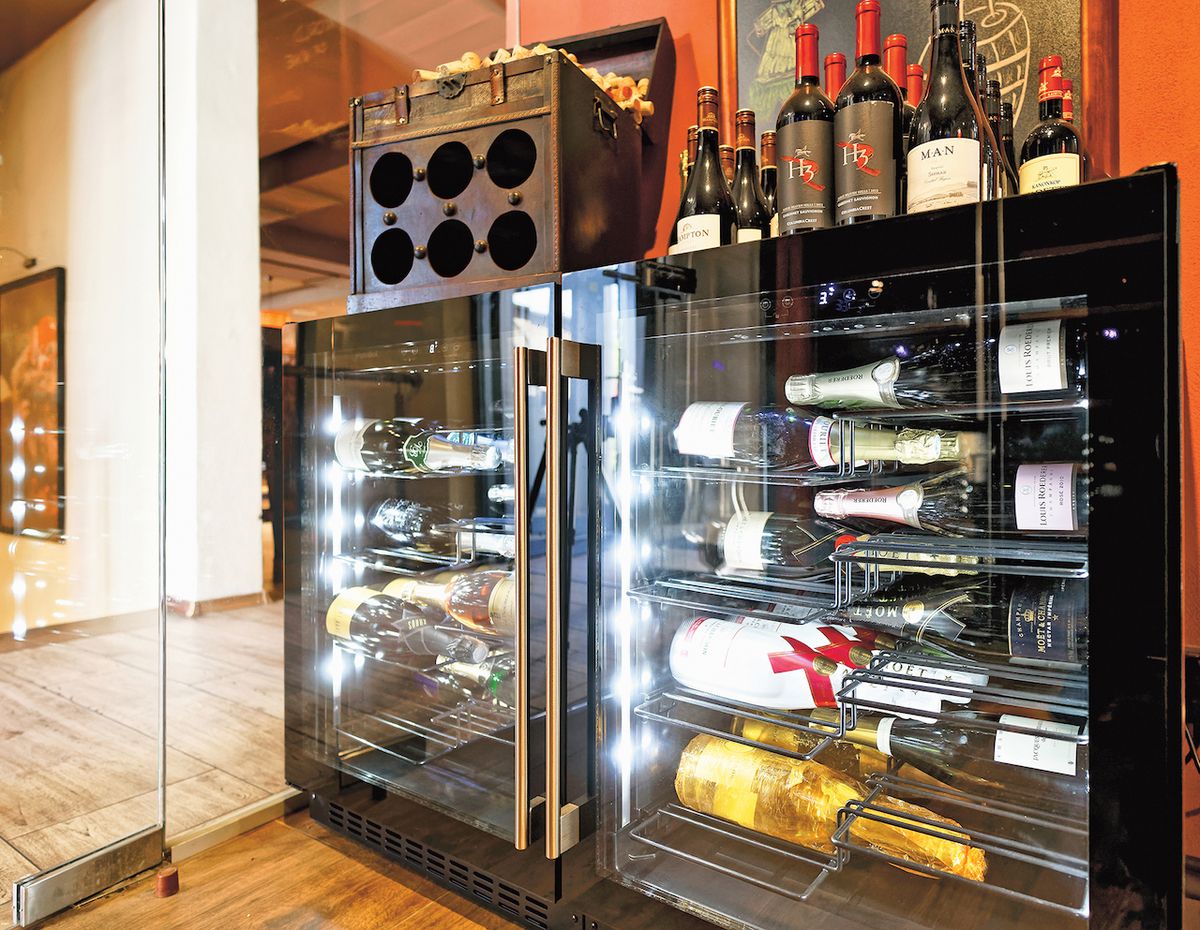 Nová řada vinoték, kam patří i model BU-40 L, vychází z úspěšné řady BU. Novinkou je systém uchycení lahví Label view, který umožnuje dokonalou prezentaci uložených vín. Kromě toho vinotéka disponuje funkcí winter care.