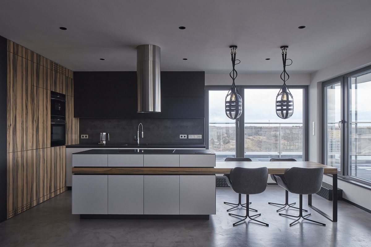 Litá šedá podlaha je jedním z propojujících prvků bytu, stejně jako dýha z exotických dřevin.