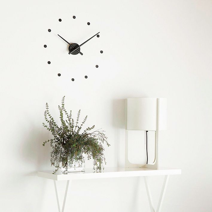 Designové hodiny Oj od španělského výrobce Nomon jsou krásnou nástěnnou dekorací, která také prakticky slouží jako ukazatel času. Hodiny jsou k dostání v různých barvách.