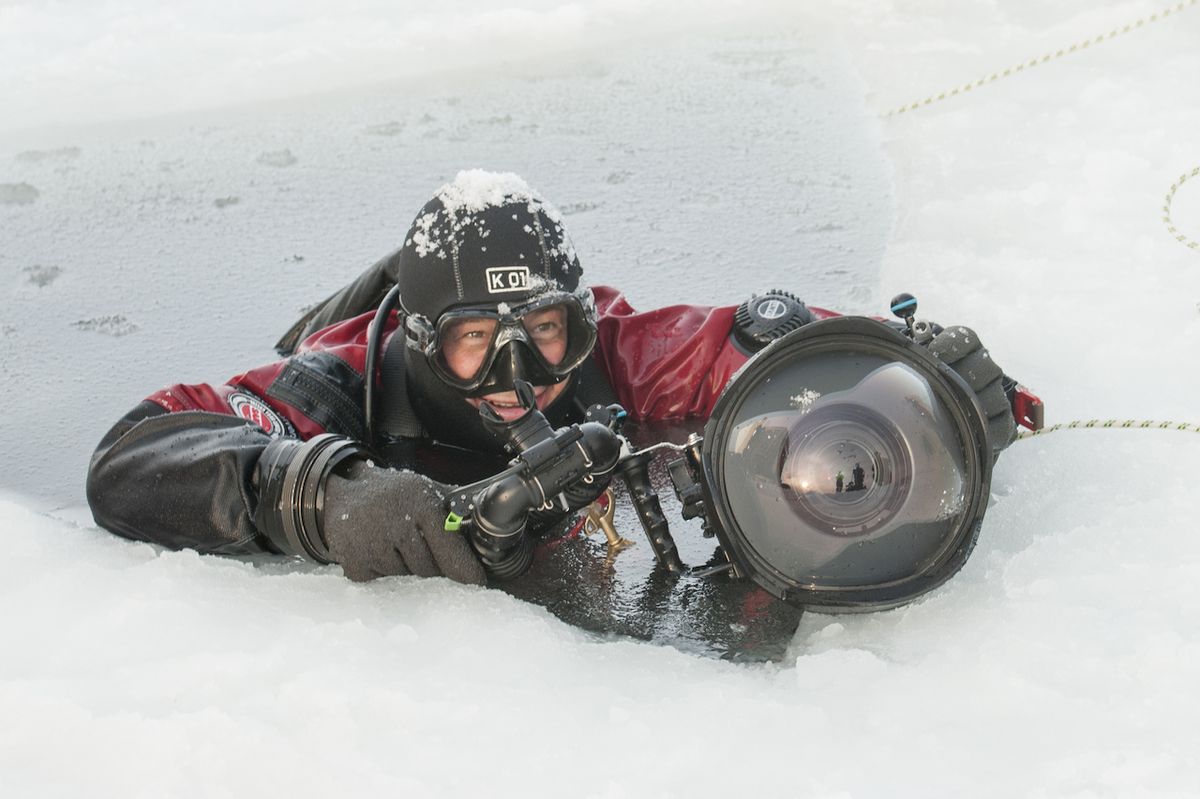 Petr Slezák se svou kamerou po ponoru v polárních vodách Bílého moře.