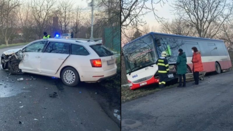 Autobus skončil po srážce s autem u Prahy v příkopu