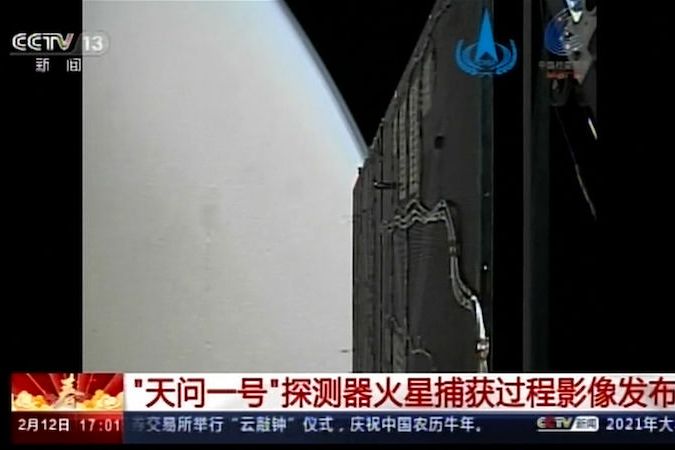 BEZ KOMENTÁŘE: Čínská sonda poslala první snímky z okolí Marsu