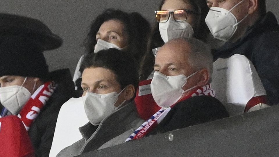 Bývalý ministr zdravotnictví a exporadce předsedy vlády Roman Prymula (vpravo dole) sleduje utkání Evropské ligy Slavia Praha - Leicester.