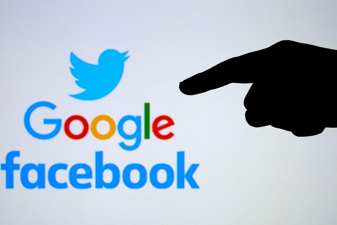 Europoslanci chtějí nařídit Googlu a Facebooku platit za odkazy na zprávy.