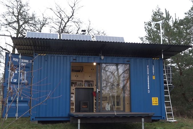 Postavil si obydlí z vyřazeného kontejneru, je napájeno jen solární a větrnou energií