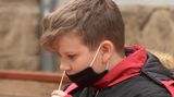 Rakouští školáci si chválí covidové testy z nosu. Česko vyčkává