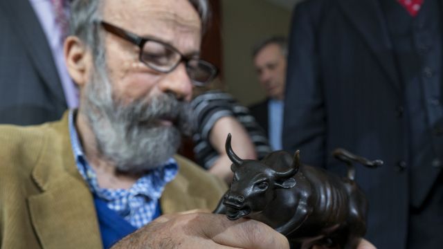 Arturo Di Modica se svojí nejslavnější plastikou, býkem z Wall Street