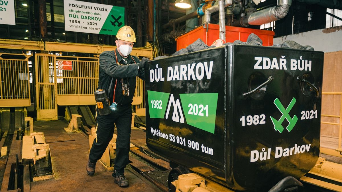 Symbolický poslední vozík vyvezli včera dopoledne horníci z Dolu Darkov na Karvinsku. Těžba uhlí tam končí po 167 letech.