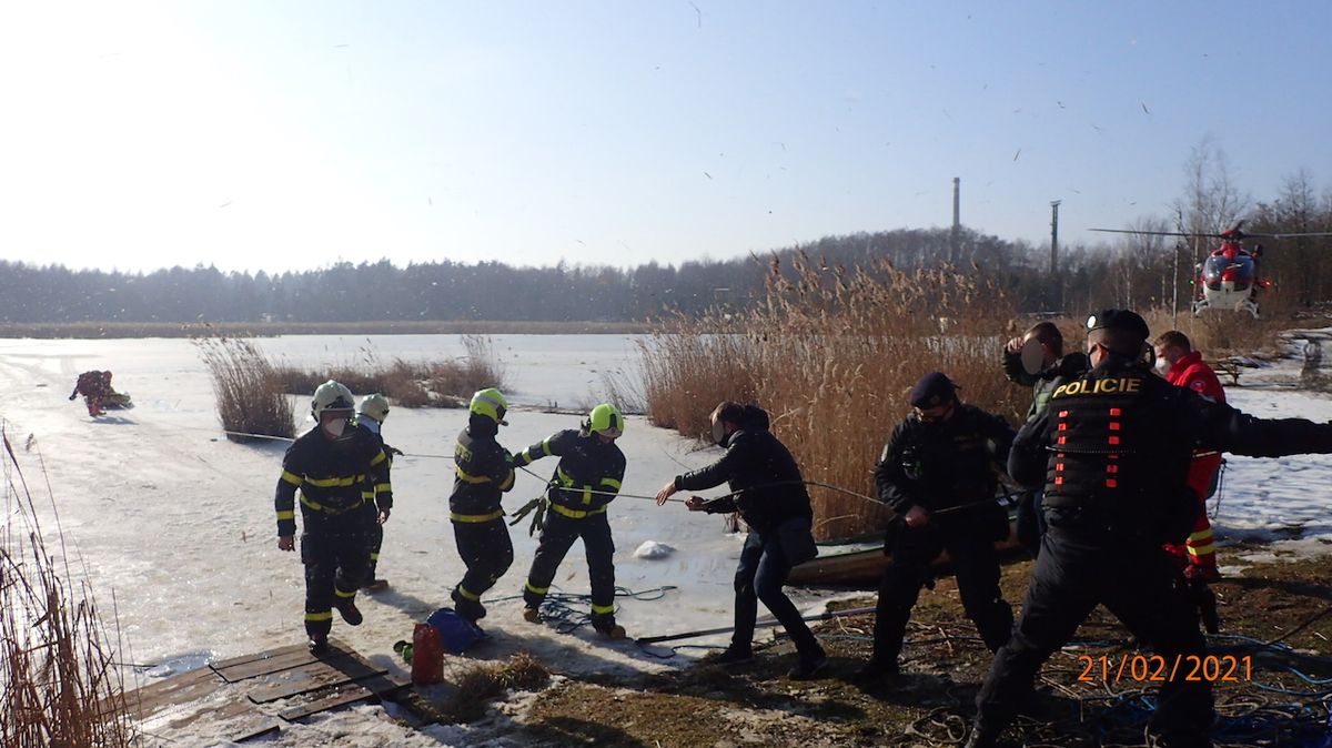 Při zachraňování lidí z rybníka pomáhali i policisté a zdravotníci